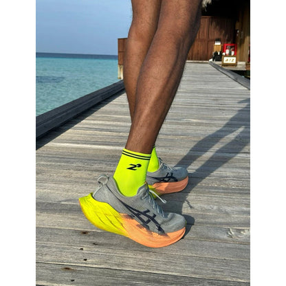 ถุงเท้ารุ่น Light Flow - สีเขียวนีออน